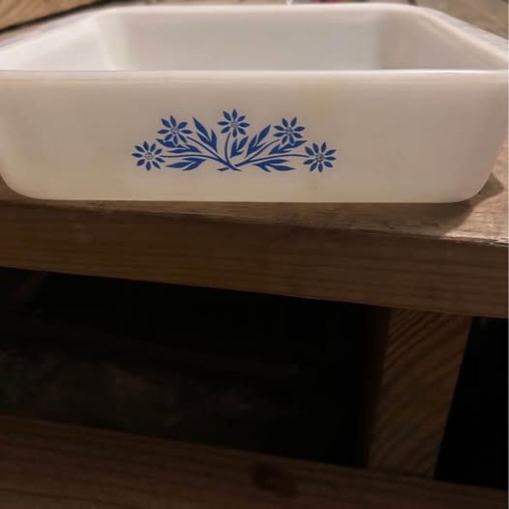 Vintage casserole dish no lid